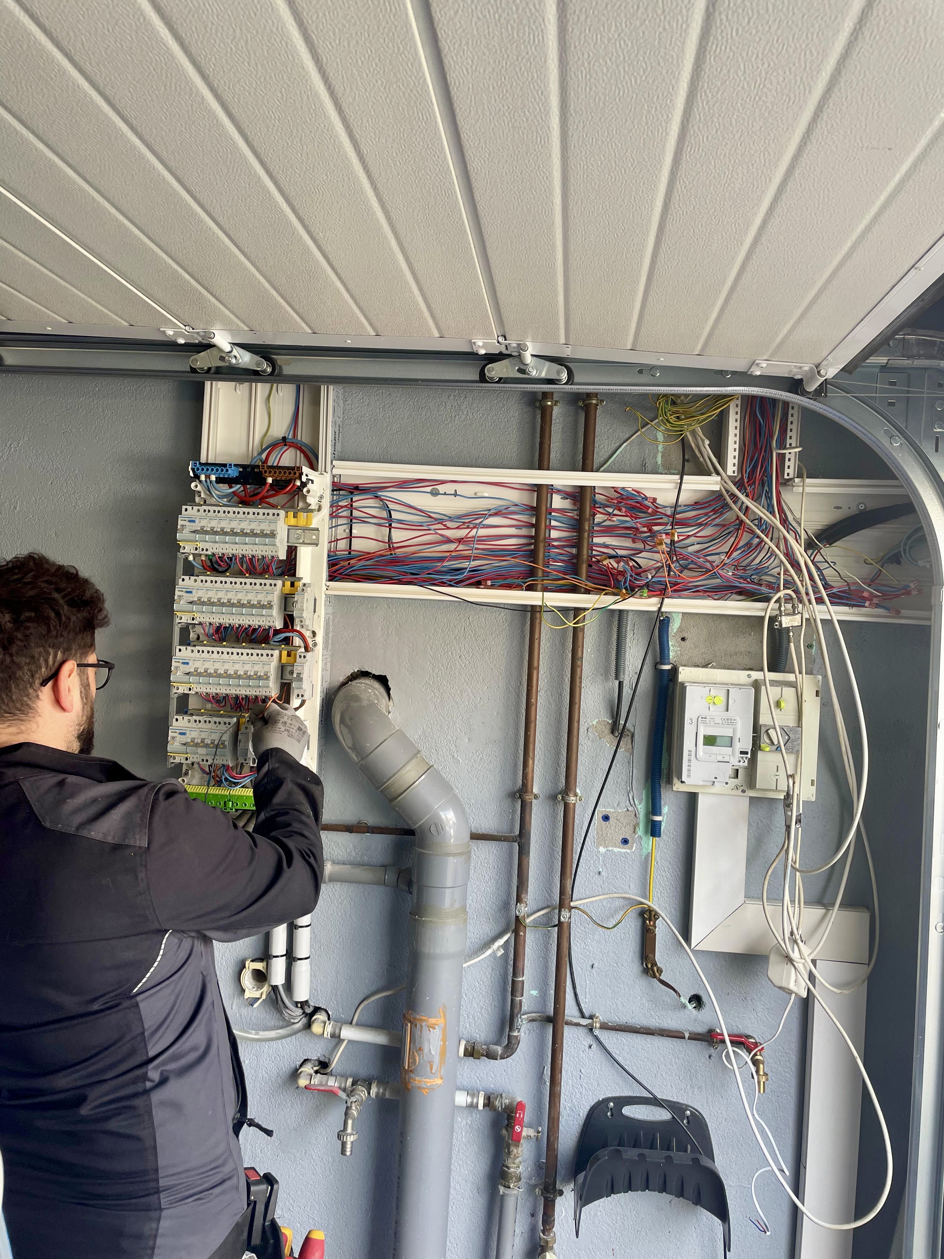 Rénovation électrique à Longwy : quand faire appel à un électricien certifié ?